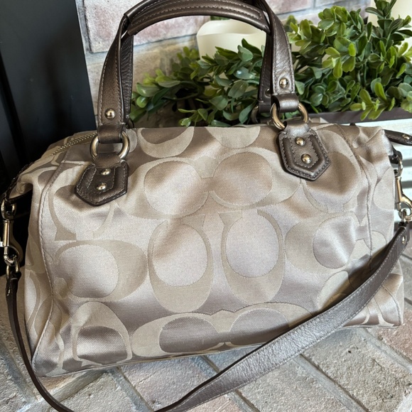 Authentic Vintage Coach - Picture 2 of 3